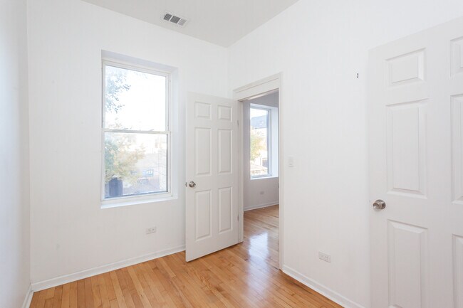 Building Photo - 944 N California Ave
