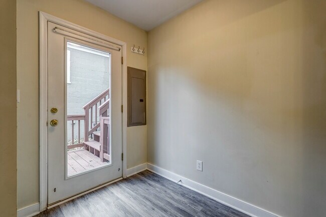 Building Photo - Prime UVA Location – 3BR/2.5BA Duplex Near UVA & Hospital