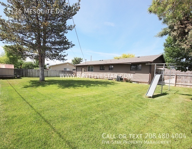 Building Photo - Spacious 5 Bedroom Home with Fenced Yard! ...