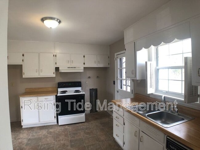 Building Photo - 200 E Haven Dr NE