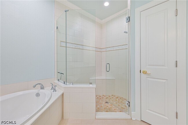 Building Photo - 5000 Royal Shores Dr