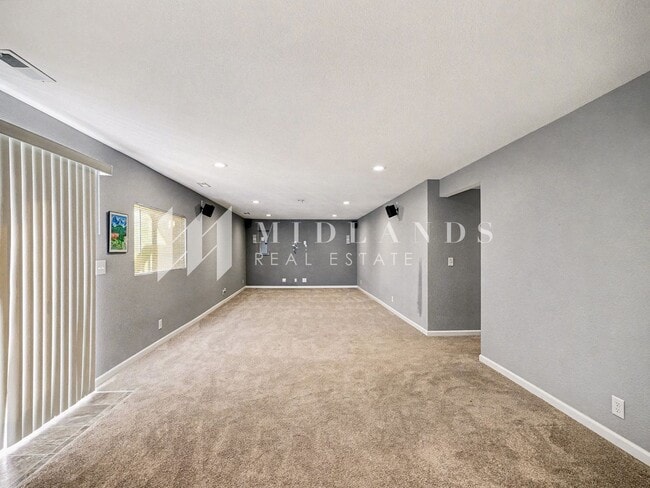 Building Photo - Papillion 2 Story