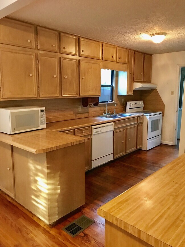 Building Photo - Charming 3 Bedroom Home - Large Backyard - Carport