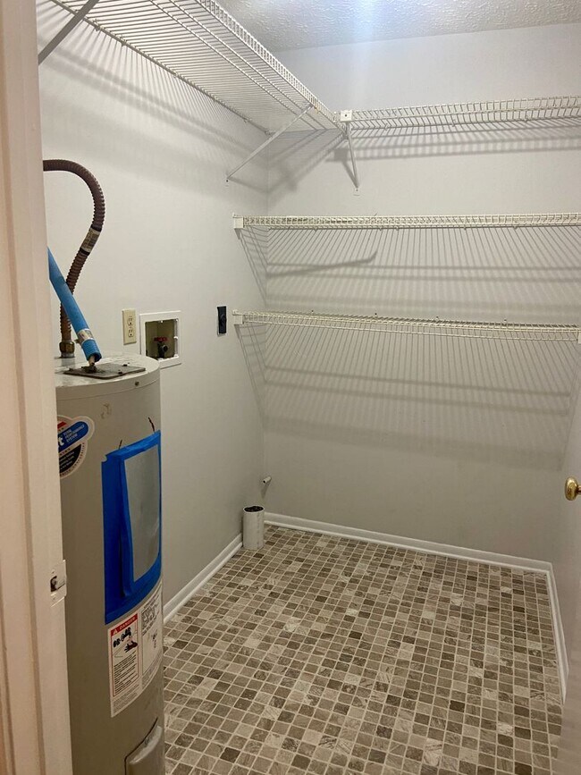 Building Photo - 2 bed 1 bath town home. Lynn haven.