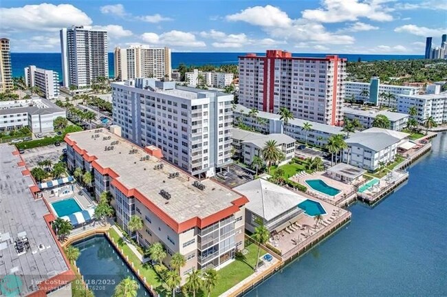 Building Photo - 3113 S Ocean Dr