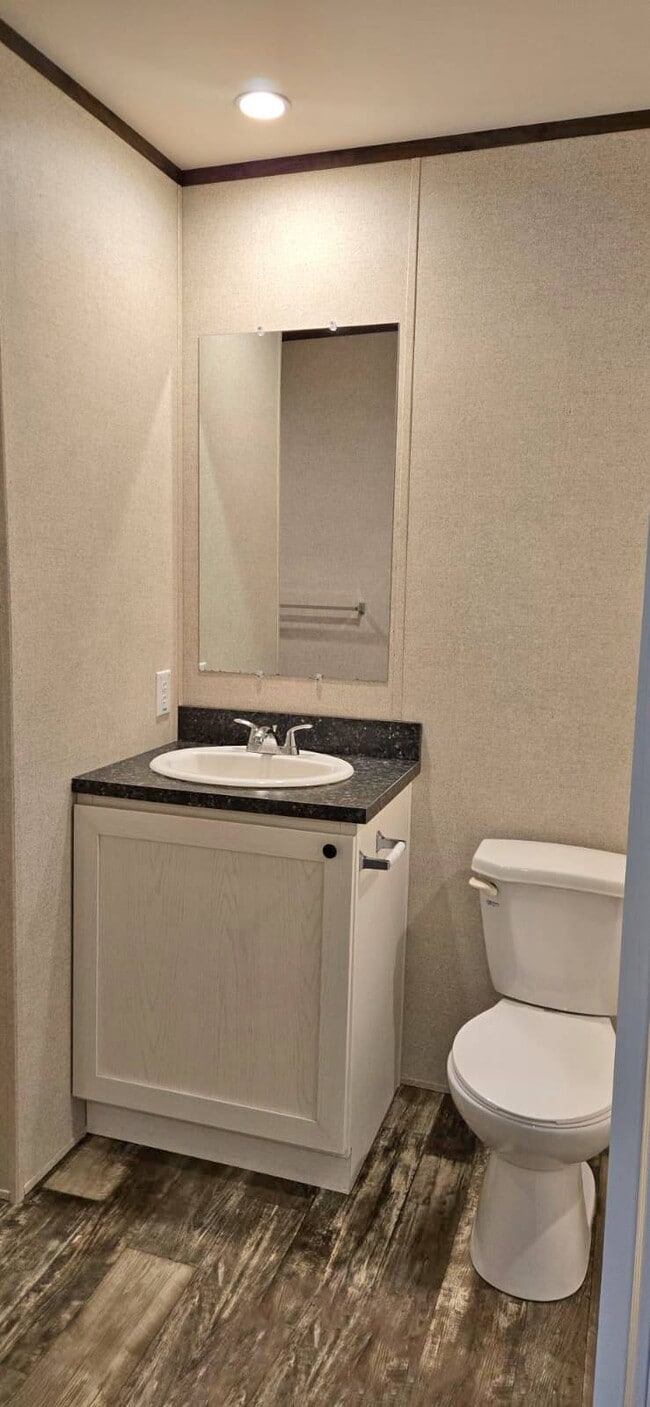 Building Photo - 2128 S Riverside Dr