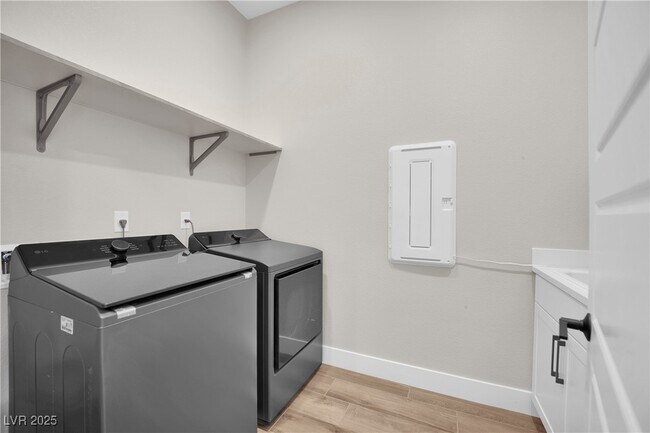 Building Photo - 11079 Rolling Vista Dr