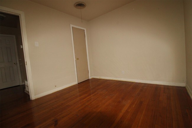 Building Photo - 510 W Kern Rd