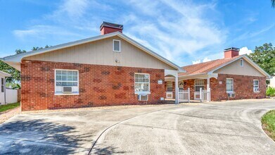Building Photo - Unfurnished/Annual Rental 1br/ba/1 carport...