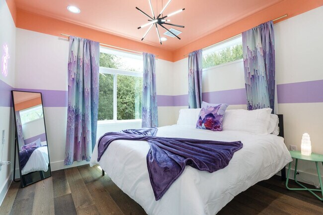 Building Photo - 2415 E 10th St