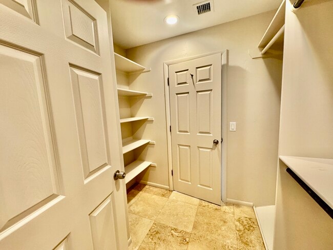 Building Photo - 120 Carol Canyon Dr