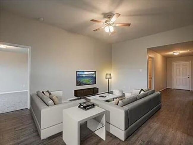 Building Photo - 976 Lake View Cir W