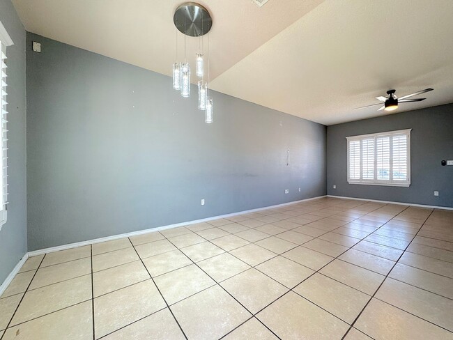 Building Photo - Gorgeous 5bed/3bath Refrig A/C with 2 Master Bedrooms!