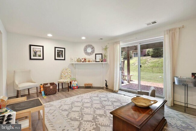 Building Photo - 11 Donagh Ct
