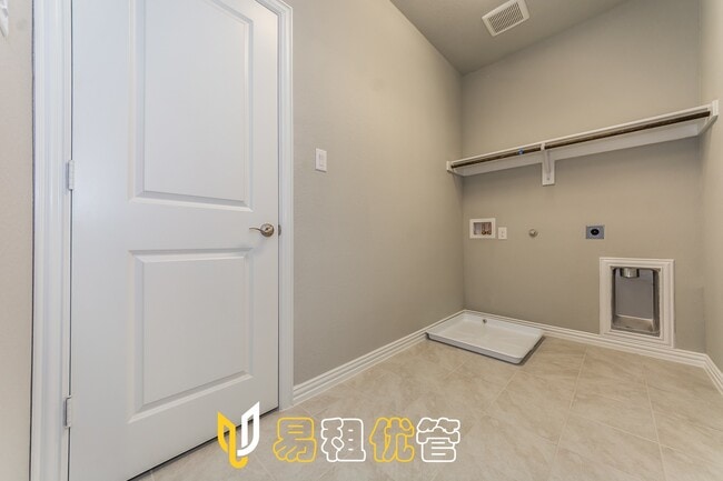 Building Photo - Adorable 3 Bedroom Townhouse-- Coming Soon!