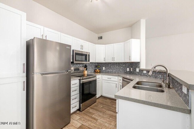 Building Photo - 9550 E Thunderbird Rd