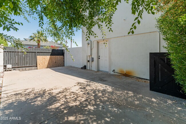 Building Photo - 4146 E Glenrosa Ave