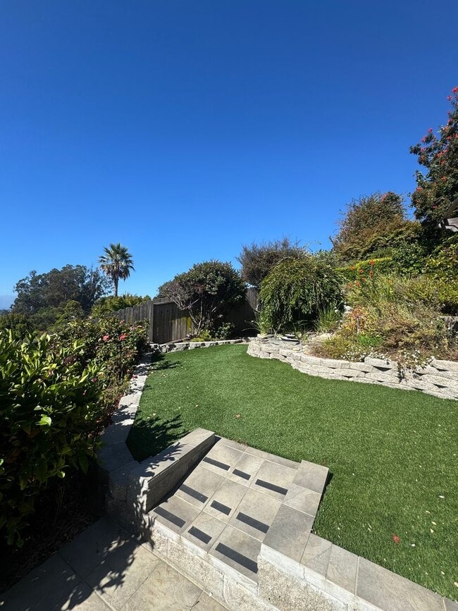 Building Photo - Ocean view home on the hill in Santa Cruz!