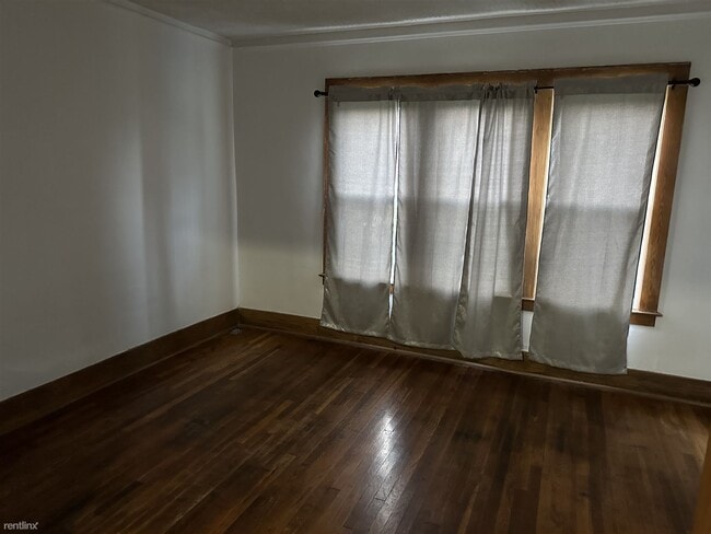 Building Photo - 2 br, 1 bath 4plex - 123 Sturtevant St
