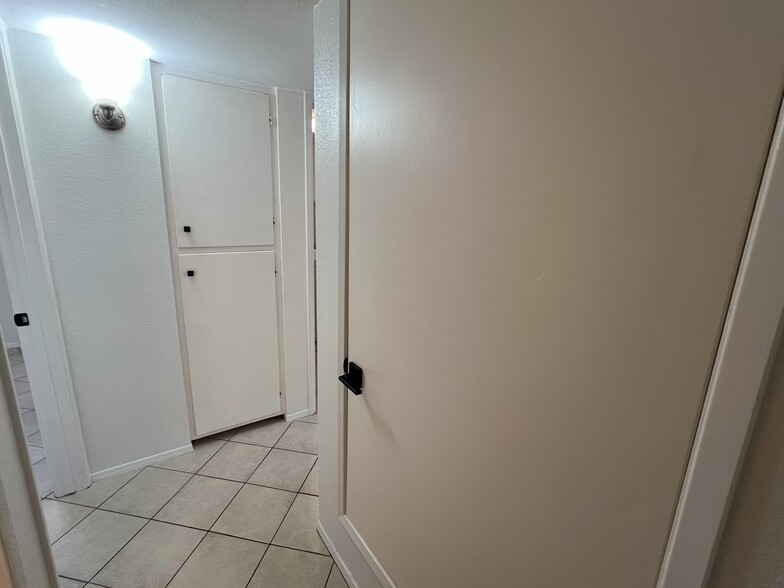 Building Photo - 1656 N Jerrie Blvd