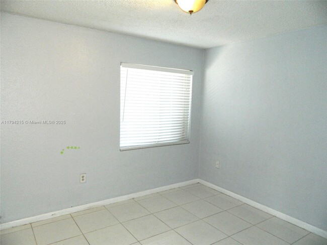 Building Photo - 899 Crystal Lake Dr