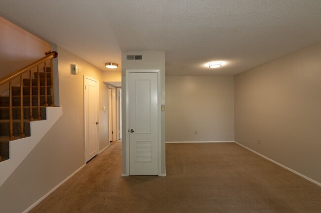 Building Photo - 2 bed 1.5 bath townhome located in the Mil...