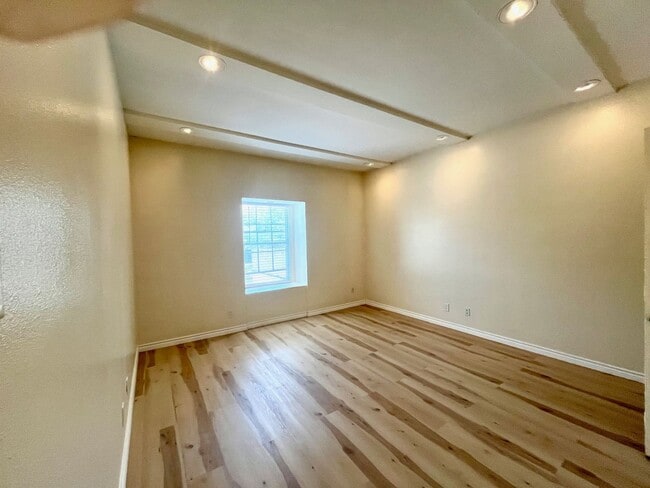 Building Photo - 2/1 Alamo Heights Condo ~ Freshly Remodele...