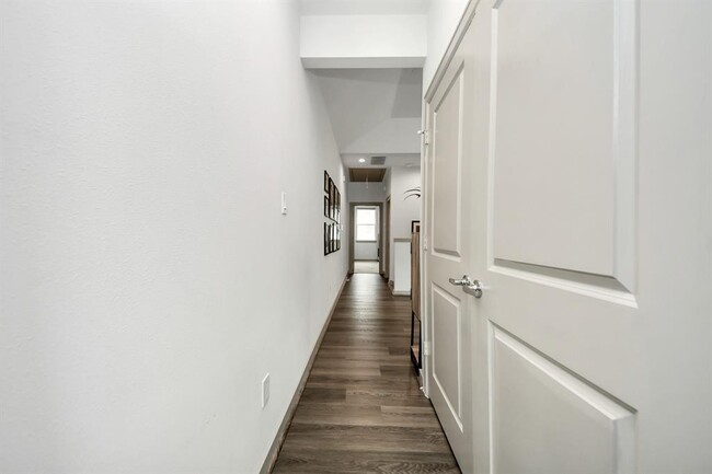 Building Photo - 627 Emile St