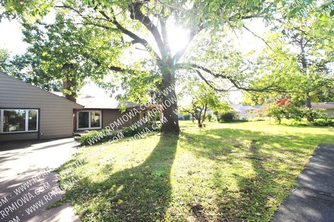 Building Photo - OVER 3000 SQ FT!!!  3 Bedroom, 3.5 Bath Ho...