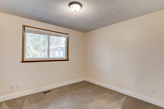 Building Photo - Cozy 4 Bed 3 Bath Home Center of Oak Harbor