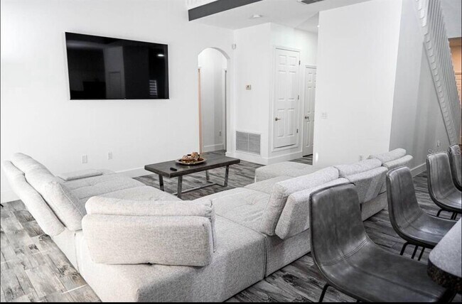 Building Photo - 4733 Cumbrian Lakes Dr