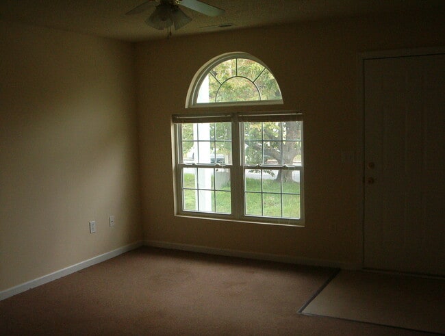 Building Photo - Super Cute home located in City Limits