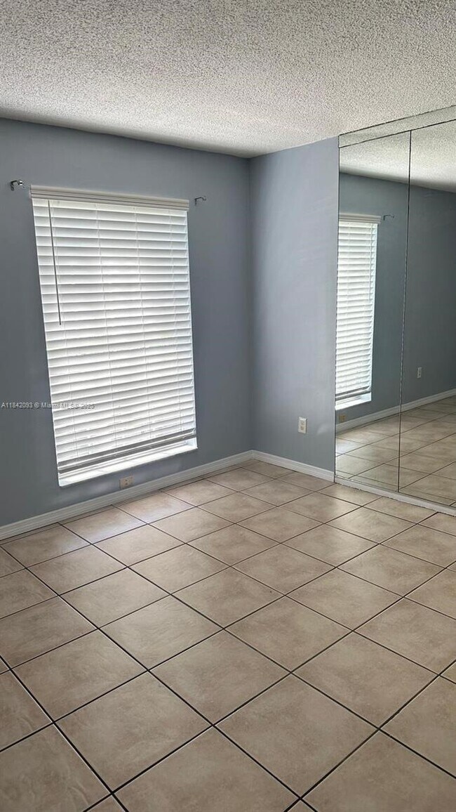 Building Photo - 10780 N Kendall Dr