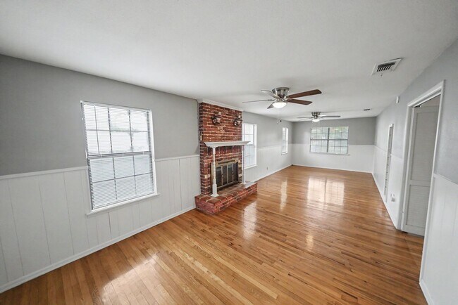 Building Photo - Classic Northeast San Antonio Gem with Two Living Areas - Realtor Commission: $500