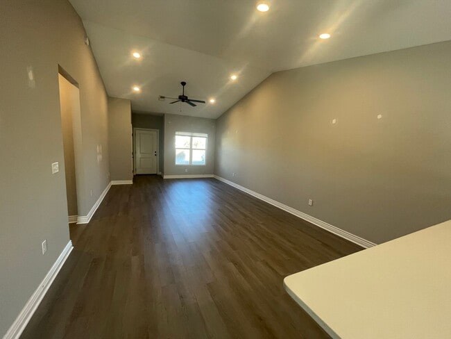 Building Photo - 5501/03 N Edwards Cir