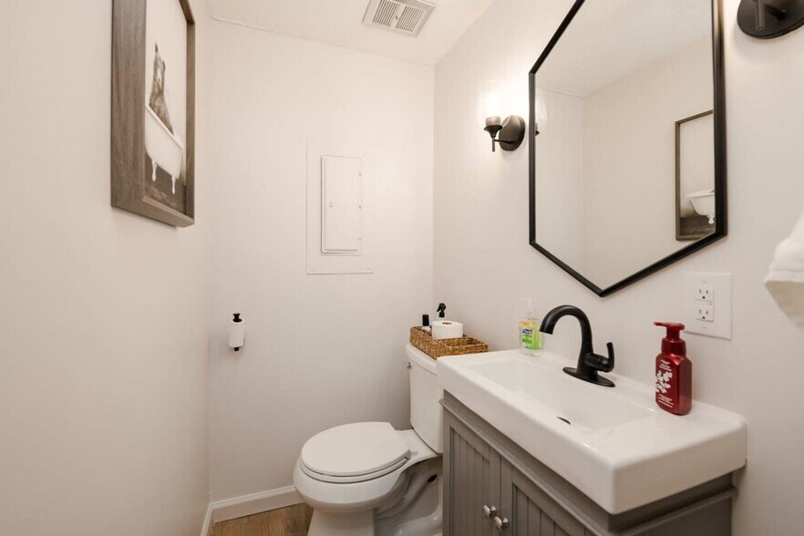 Building Photo - 2806 Suncrest Rd