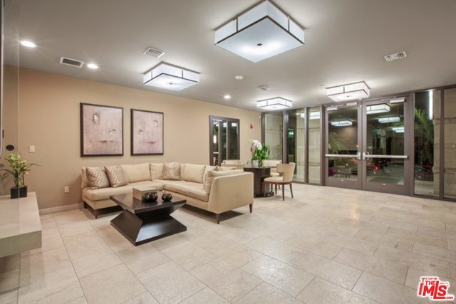 Building Photo - 447 N Doheny Dr