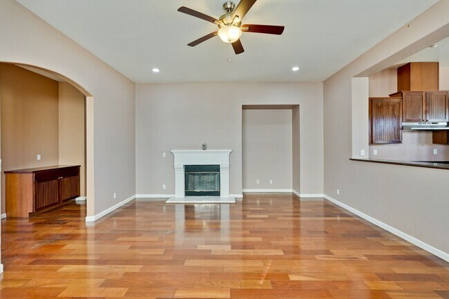 Building Photo - Spacious 3 Bedroom, 2 Bathroom Home with D...