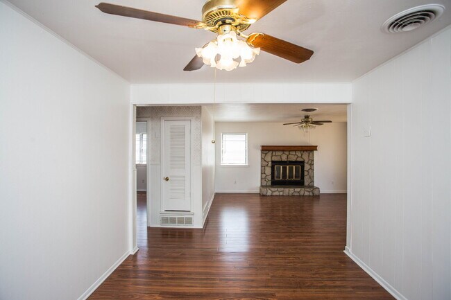Building Photo - Beautiful 3/2 full of charm!