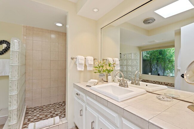 Building Photo - 525 Las Palmas Dr