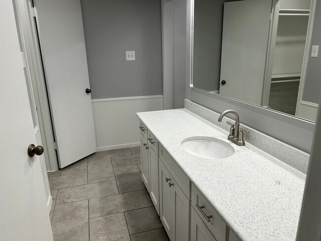 Building Photo - 1709 Vicksburg Dr