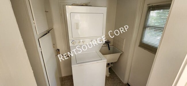 Building Photo - 609 E San Jose Ave