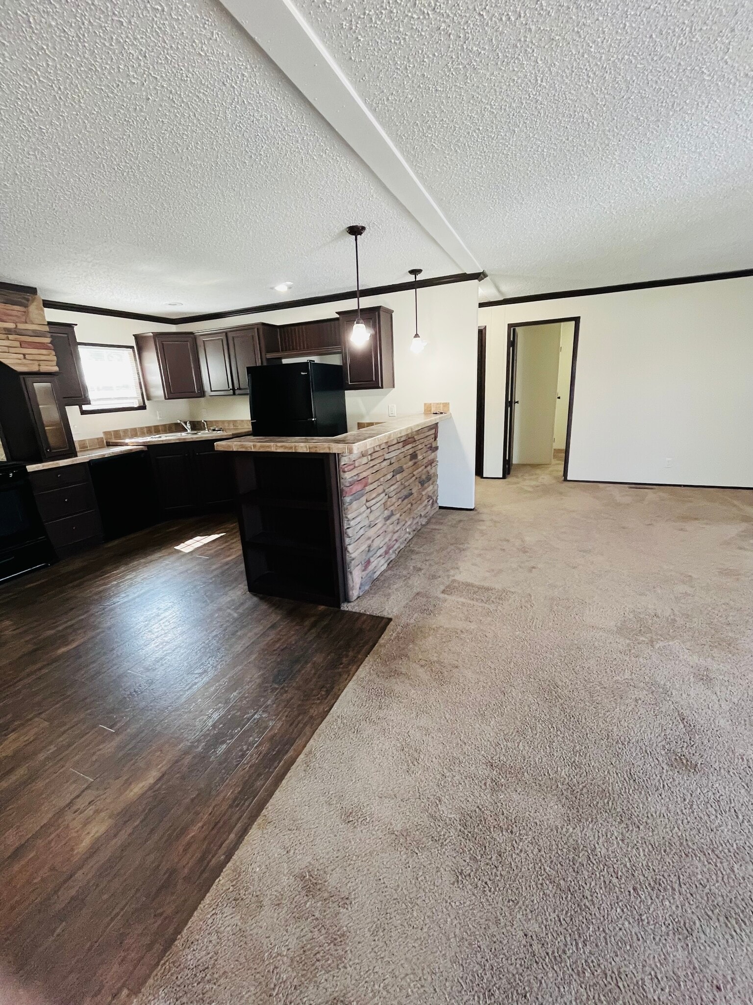 Building Photo - 15621 Pine Ridge Dr