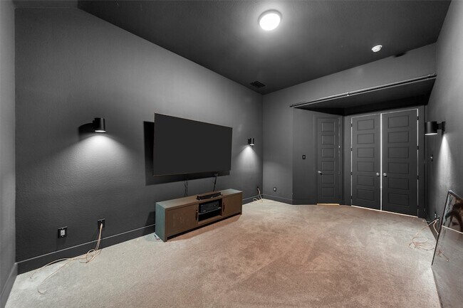 Building Photo - 2025 St Andrews Dr