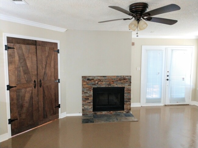 Building Photo - $1495 – 2 Bed / 1 Bath Condominium in cent...