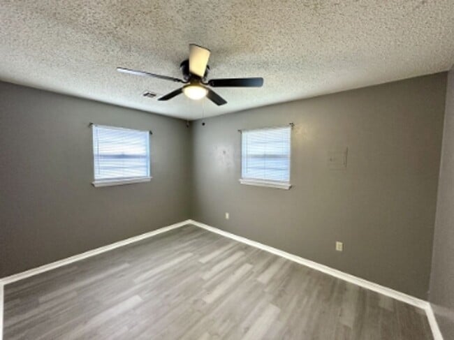 Building Photo - 4 bedroom