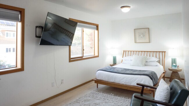 Building Photo - 19118 Soundview Dr NW