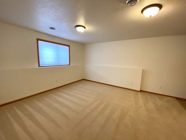 Building Photo - 3 bed Twinhome!!