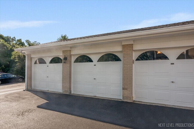 Building Photo - 451 Valley Dr