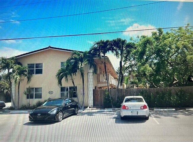 Building Photo - 811 NE 14th Pl